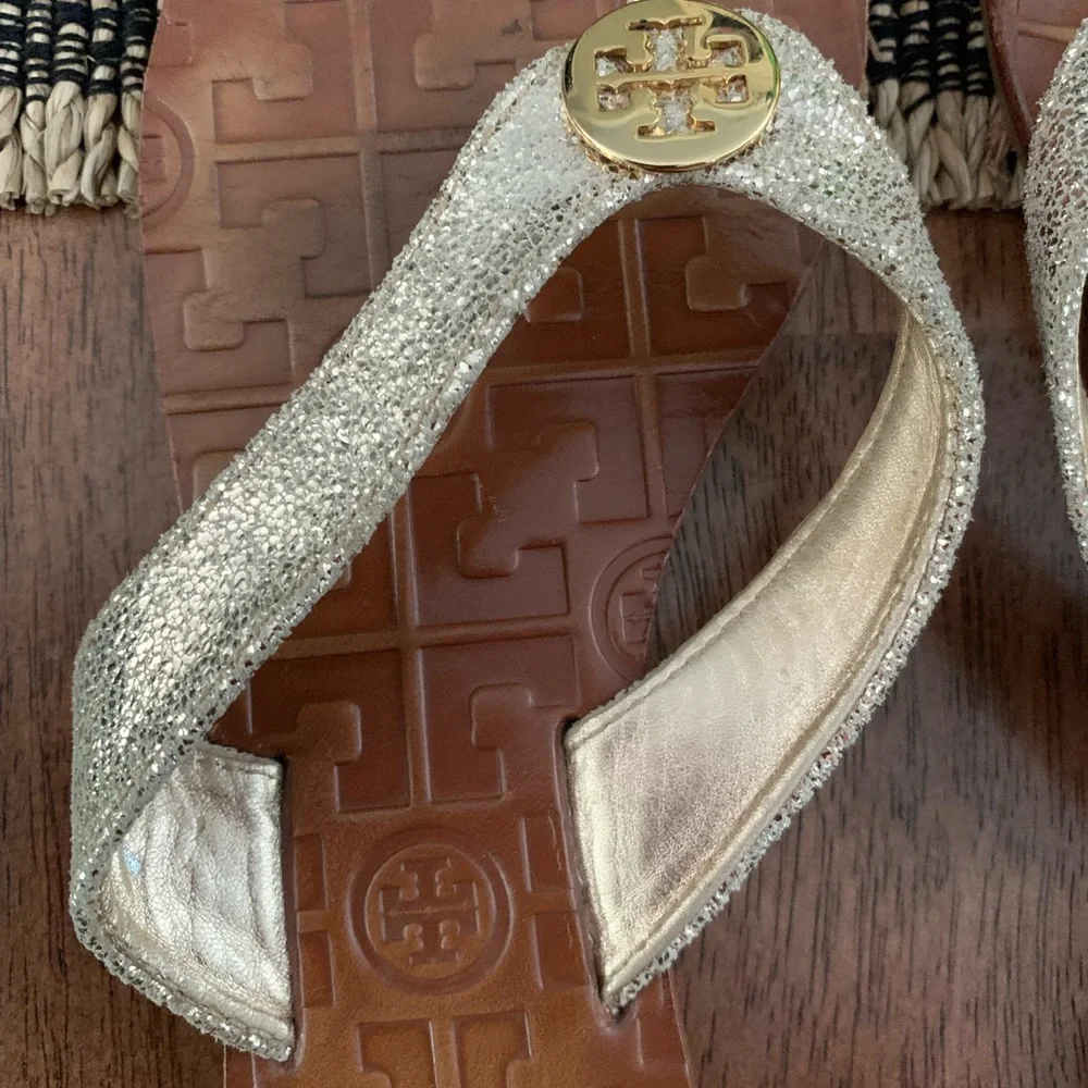 Tory Burch Thora gold flip flop sandals - Picture 4 of 5